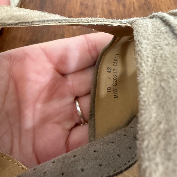 BOC Born Taupe Strappy Wedge Heel Sandal Size 10M - Picture 8 of 8